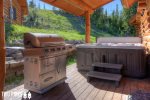Private Outdoor Hot Tub & Gas Grill